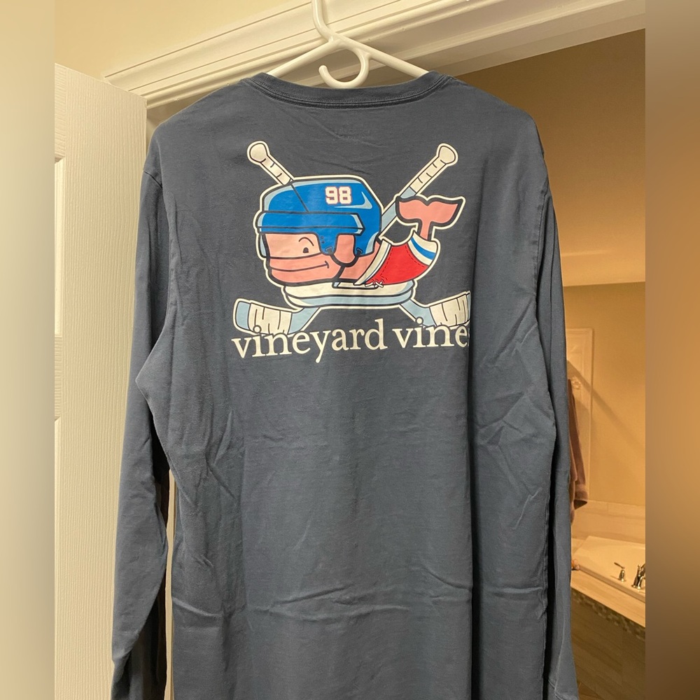 Vineyard Vines - Men’s Large Navy Long Sleeve Tee w/ Hockey Whale